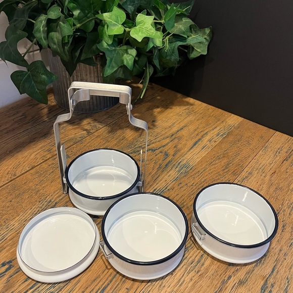 BENTO BOX, 5-piece set in white and navy enamel with stand and lid. - Picture 4 of 9